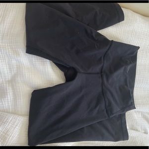 Black lululemon cropped wonder under leggings.
